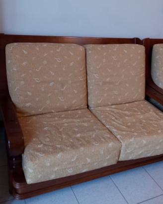 divano con struttura in legno