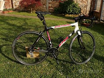 Bici da corsa con telaio in carbonio