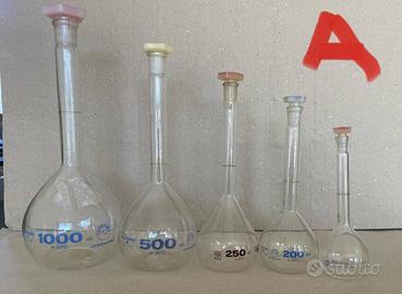 Bottiglie , provette  per laboratorio chimico