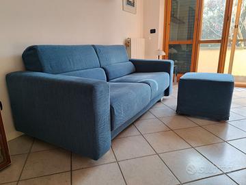 Divano tre posti con pouf