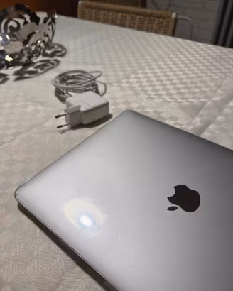 Apple MacBook Air (M1, 2020)