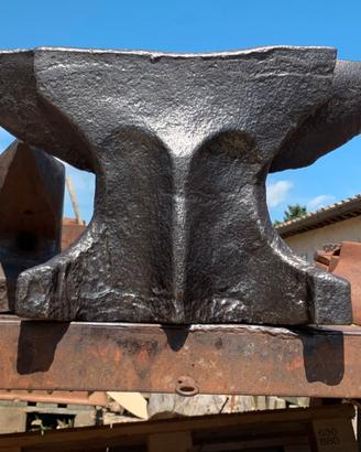 Antica incudine forgiata