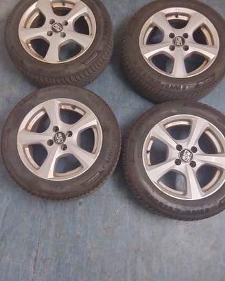 cerchi in lega con relativi pneumatici 4 stagioni 