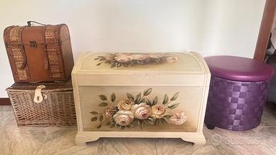 Baule floreale vintage dipinto a mano