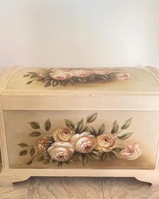 Baule floreale vintage dipinto a mano