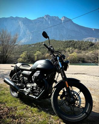 Moto Guzzi V7 850 Stone