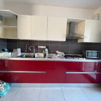 Cucina rossa e bianca laccata