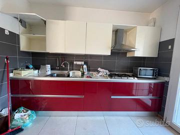 Cucina rossa e bianca laccata