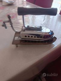 Antico ferro da stiro vintage