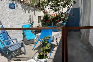 Per coppia, di fronte la spiaggia ,con posto auto