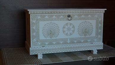 Stile sardo cassapanca bianca con pavoni