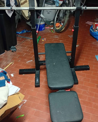 Panca Corength con bilanciere e pesi