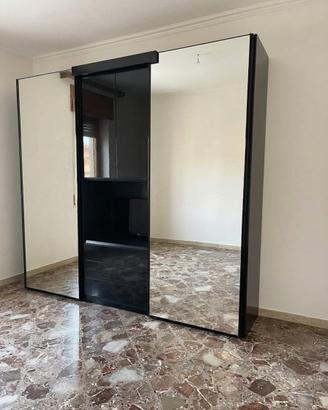 armadio laccato nero