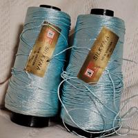 2 rocchette di filato di viscosa celeste