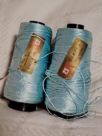 2 rocchette di filato di viscosa celeste