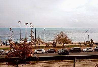 Viale della Libertà, appartamento con vista mare