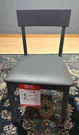 Sedia grigia e sedia bianca