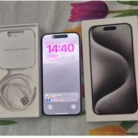 Iphone 15 Pro con Apple Watch SE e AirPods pro