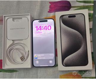 Iphone 15 Pro con Apple Watch SE e AirPods pro