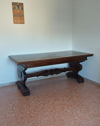 Tavolo in legno massello stile classico,