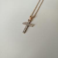 Collana con Ciondolo a Croce Elegante