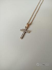 Collana con Ciondolo a Croce Elegante