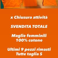 Stock di maglie e bermuda