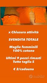 Stock di maglie e bermuda