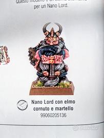 Nano Lord con elmo cornuto e martello Warhammer