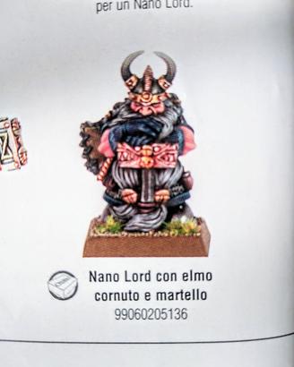 Nano Lord con elmo cornuto e martello Warhammer