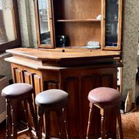 Mobile bar in stile rustico in legno con sgabelli