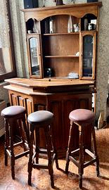 Mobile bar in stile rustico in legno con sgabelli
