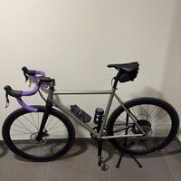 Bicicletta da corsa in titanio e carbonio