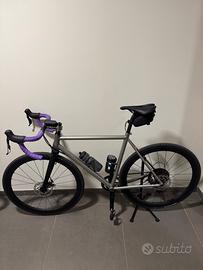 Bicicletta da corsa in titanio e carbonio