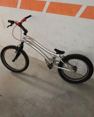 Bici da trial modello Monty 218