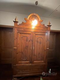 Armadio a due ante con cimasa antiquariato