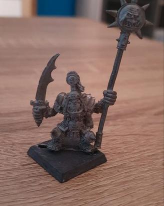 vecchio alfiere corazzato degli Orchi   Warhammer