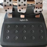 vedesi volante e pedali della Logitech 