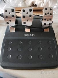 vedesi volante e pedali della Logitech 
