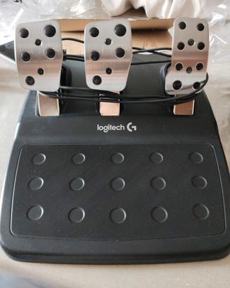 vedesi volante e pedali della Logitech 