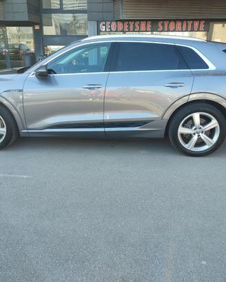 AUDI e-tron 50 quattro
