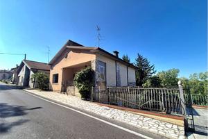 CASA INDIPENDENTE LIBERA SU QUATTRO LATI CON GIARD