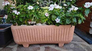 Sei vasi in resina, no plastica 