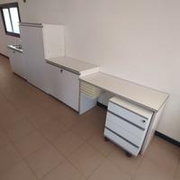 Mobili bianchi stile ufficio/studio