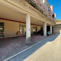 Locale - 176 mq con portico - P.zza Molise