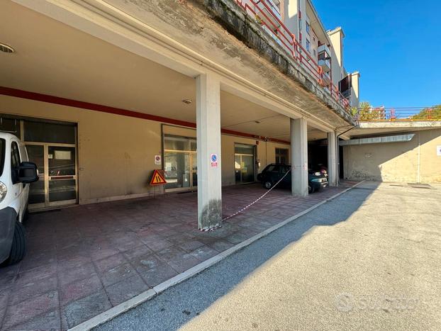 Locale - 250 mq con doppia entrata - P.zza Molise