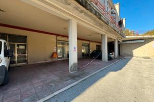 Locale - 176 mq con portico - P.zza Molise