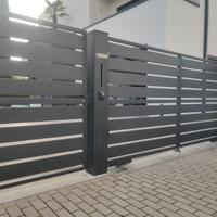 Cancello moderno su monoblocco