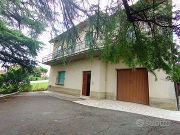 Villa di 380 m² con più di 5 locali e box auto a F