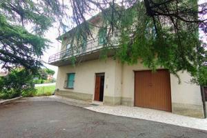 Villa di 380 m² con più di 5 locali e box auto a F
